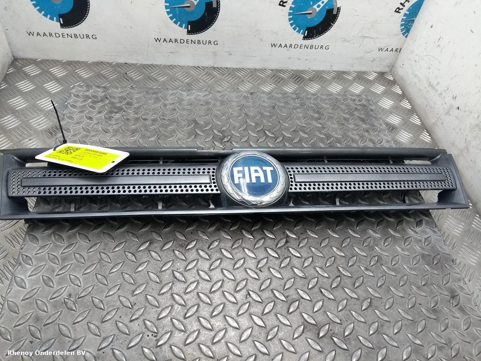Bekijk Auto-onderdeel GRILLE FIAT STILO 2006