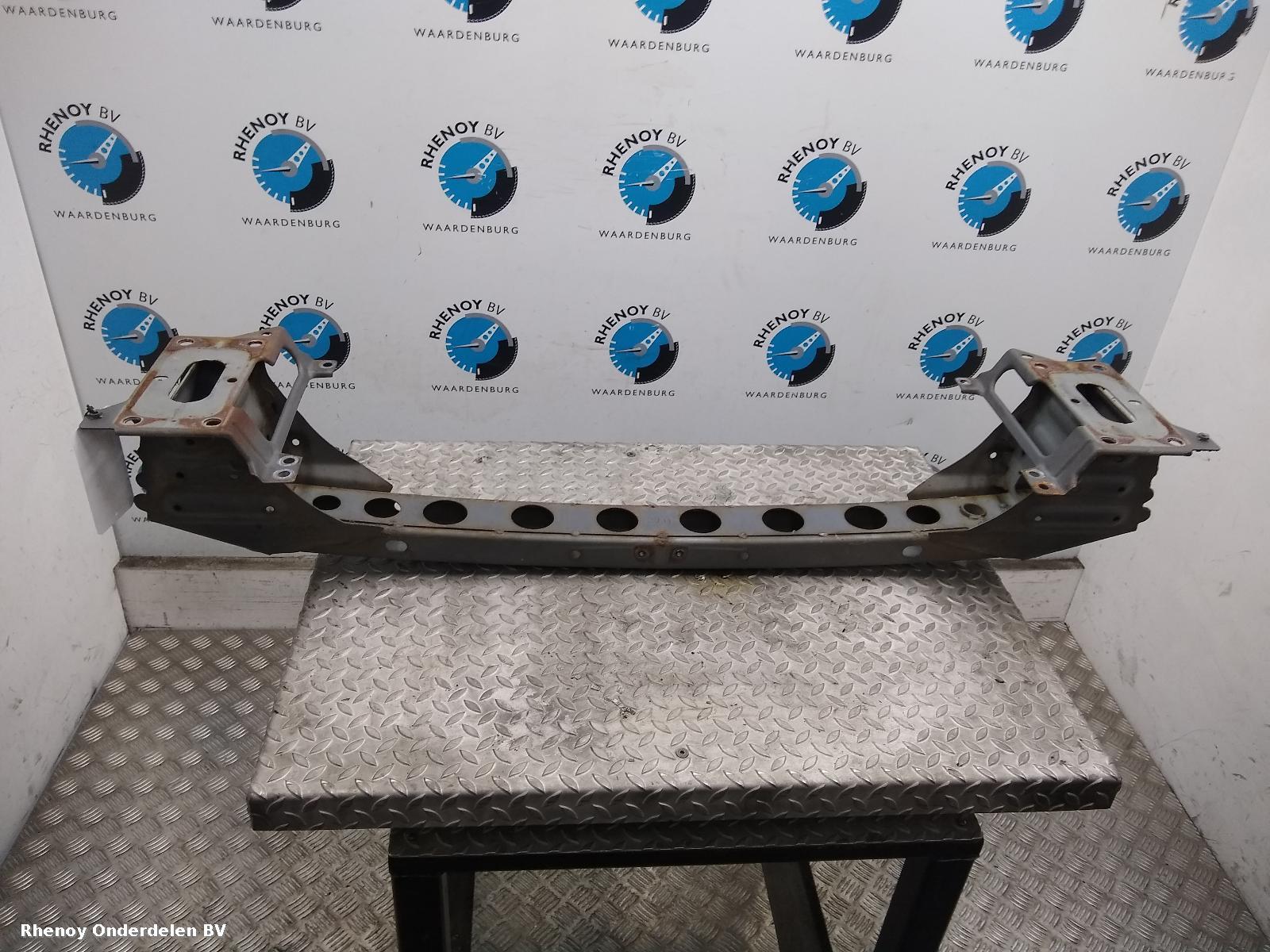 Bekijk Auto-onderdeel VOORBUMPER BALK MAZDA 6  2004