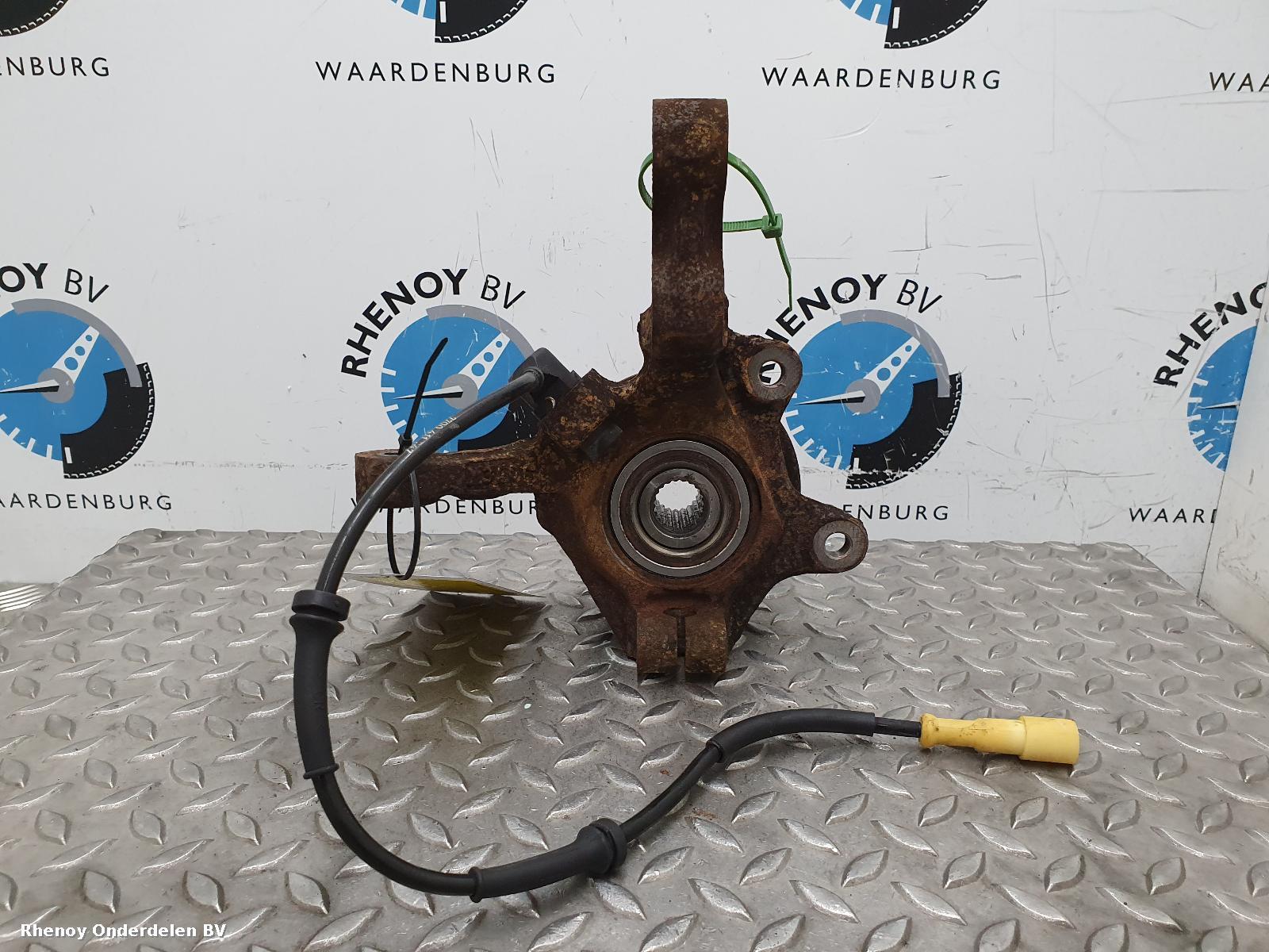 Bekijk Auto-onderdeel FUSEE LV RENAULT CLIO 2004