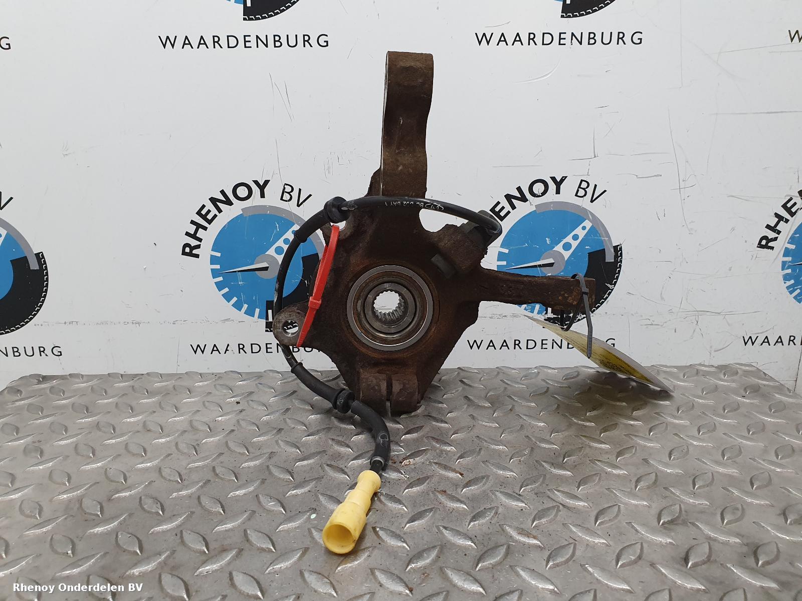 Bekijk Auto-onderdeel FUSEE RV RENAULT CLIO 2004