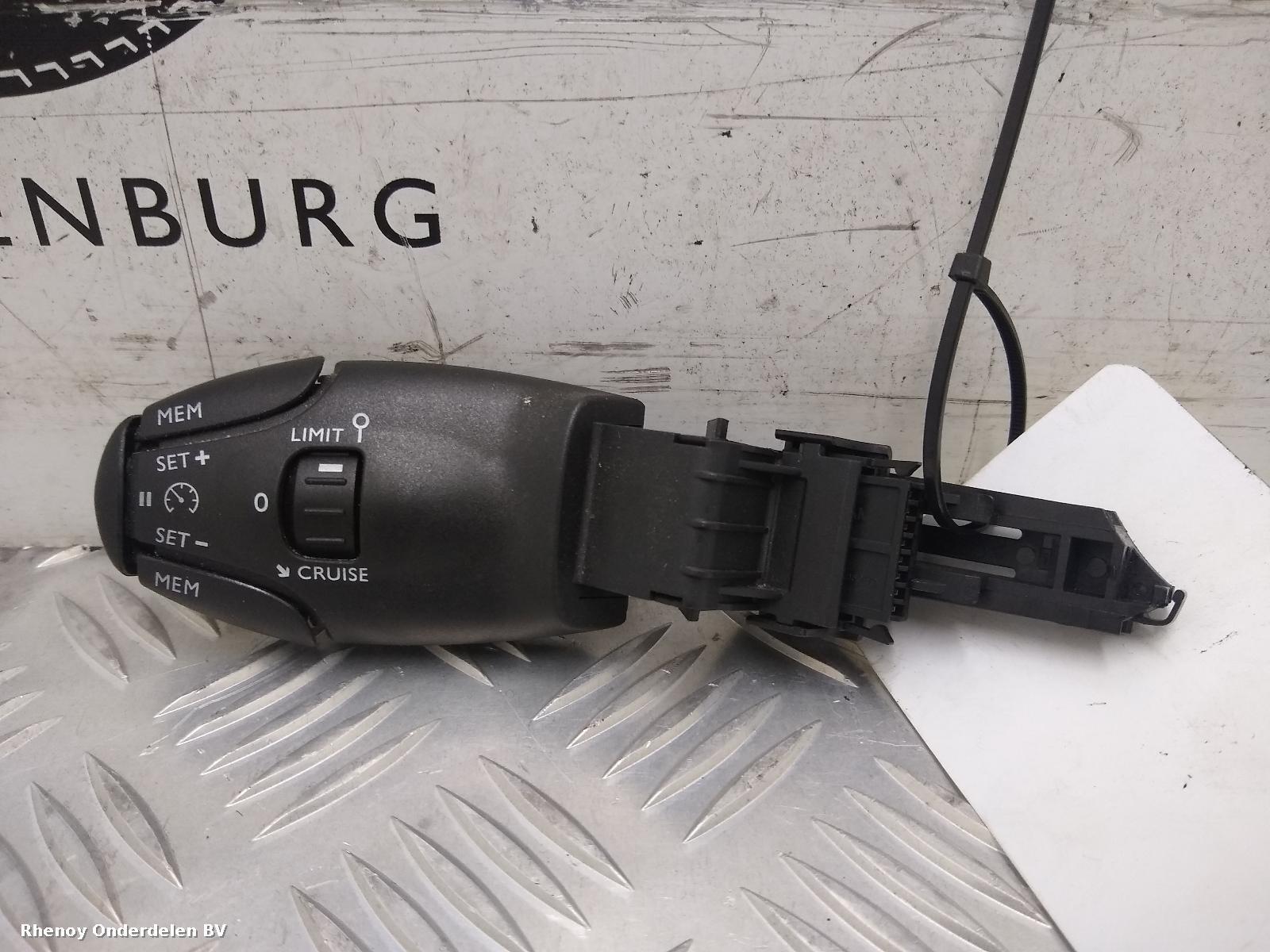 Bekijk Auto-onderdeel SCHAKELAAR MULTIFUNCTIONEEL COMPUTER PEUGEOT 308 2019