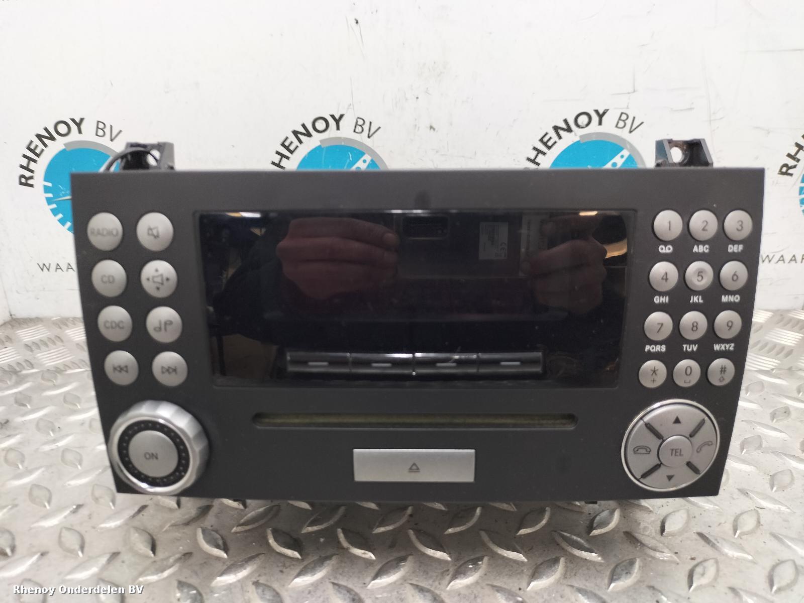Bekijk Auto-onderdeel RADIO MERCEDES SLK 2006