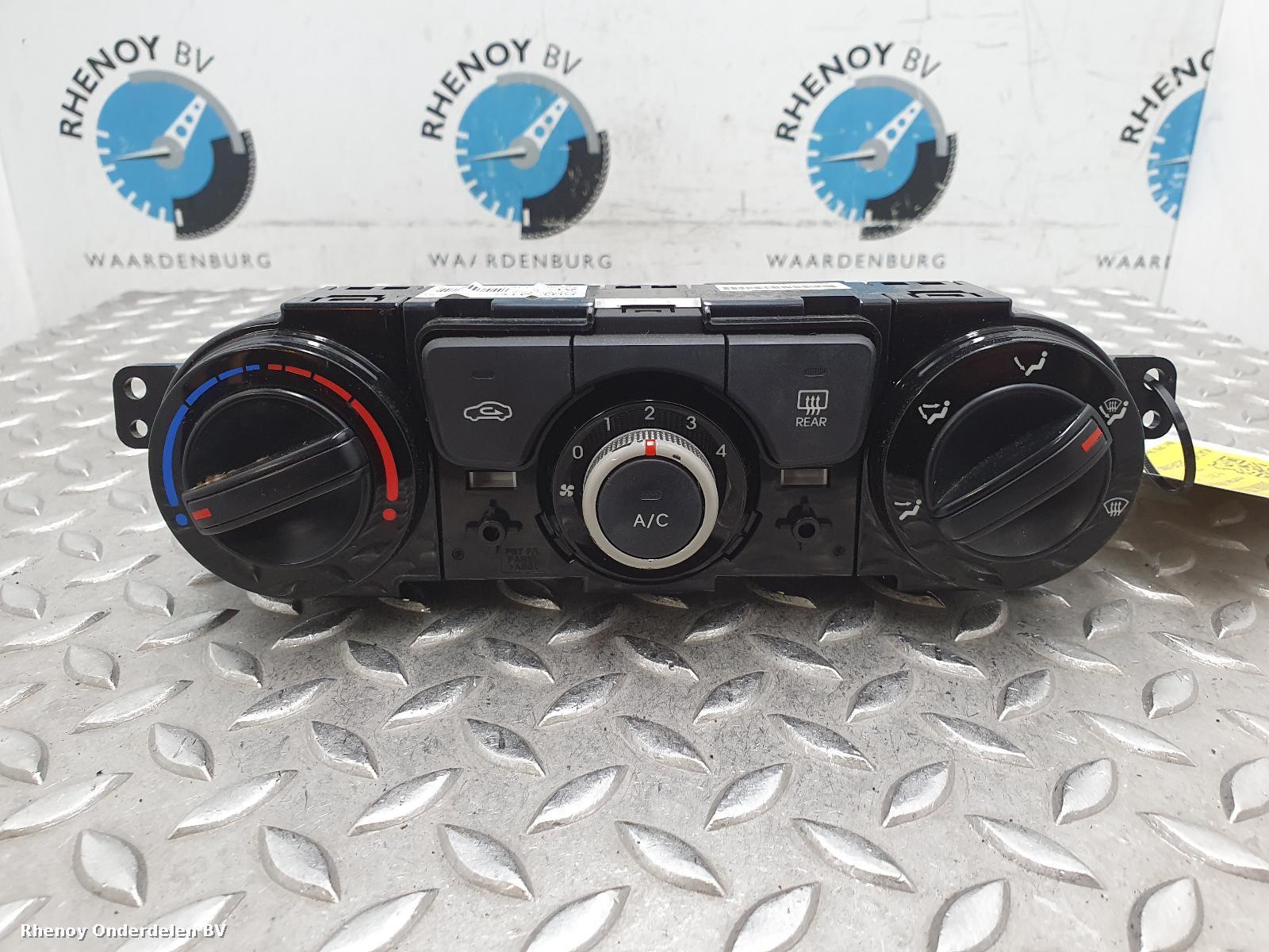 Bekijk Auto-onderdeel KACHEL BEDIENINGSPANEEL HYUNDAI I20 2012