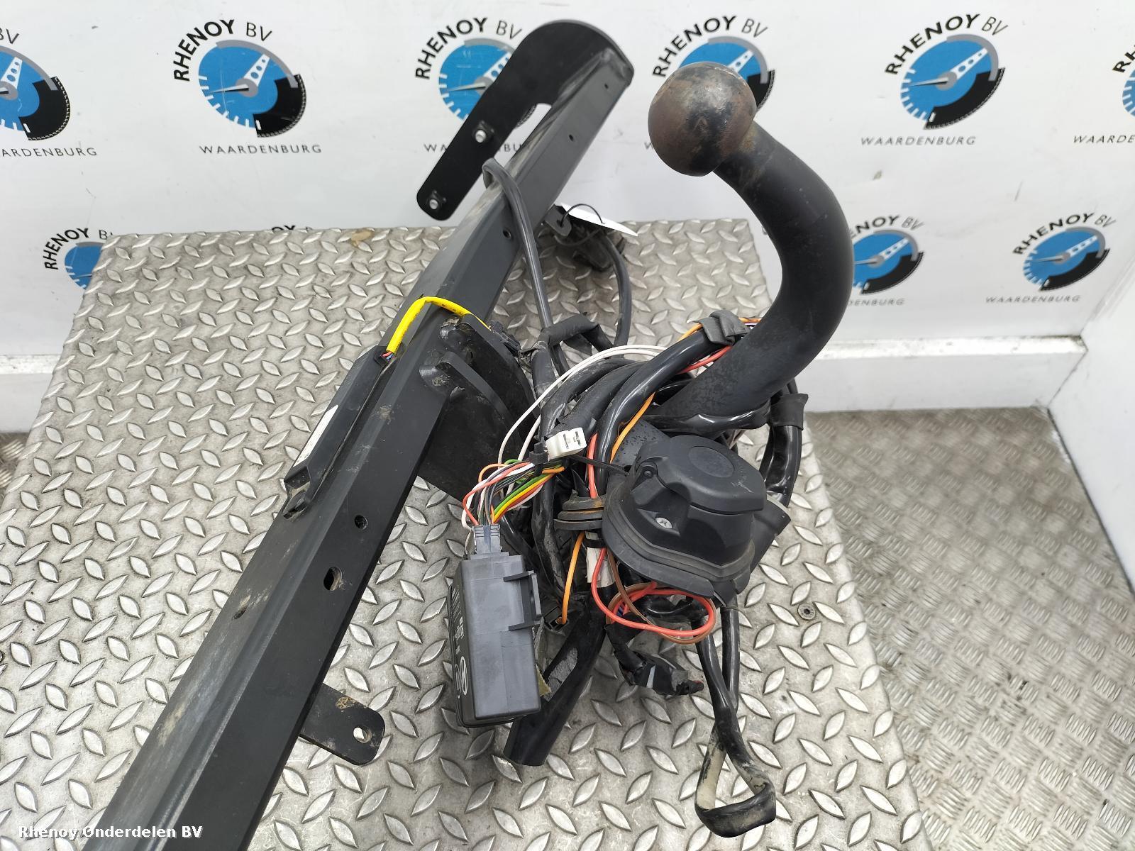 View Auto part TREKHAAK KIA SPORTAGE 2019