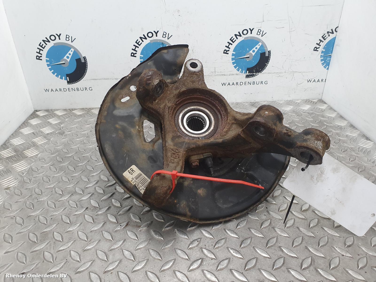 Bekijk Auto-onderdeel FUSEE RV TOYOTA YARIS 2012