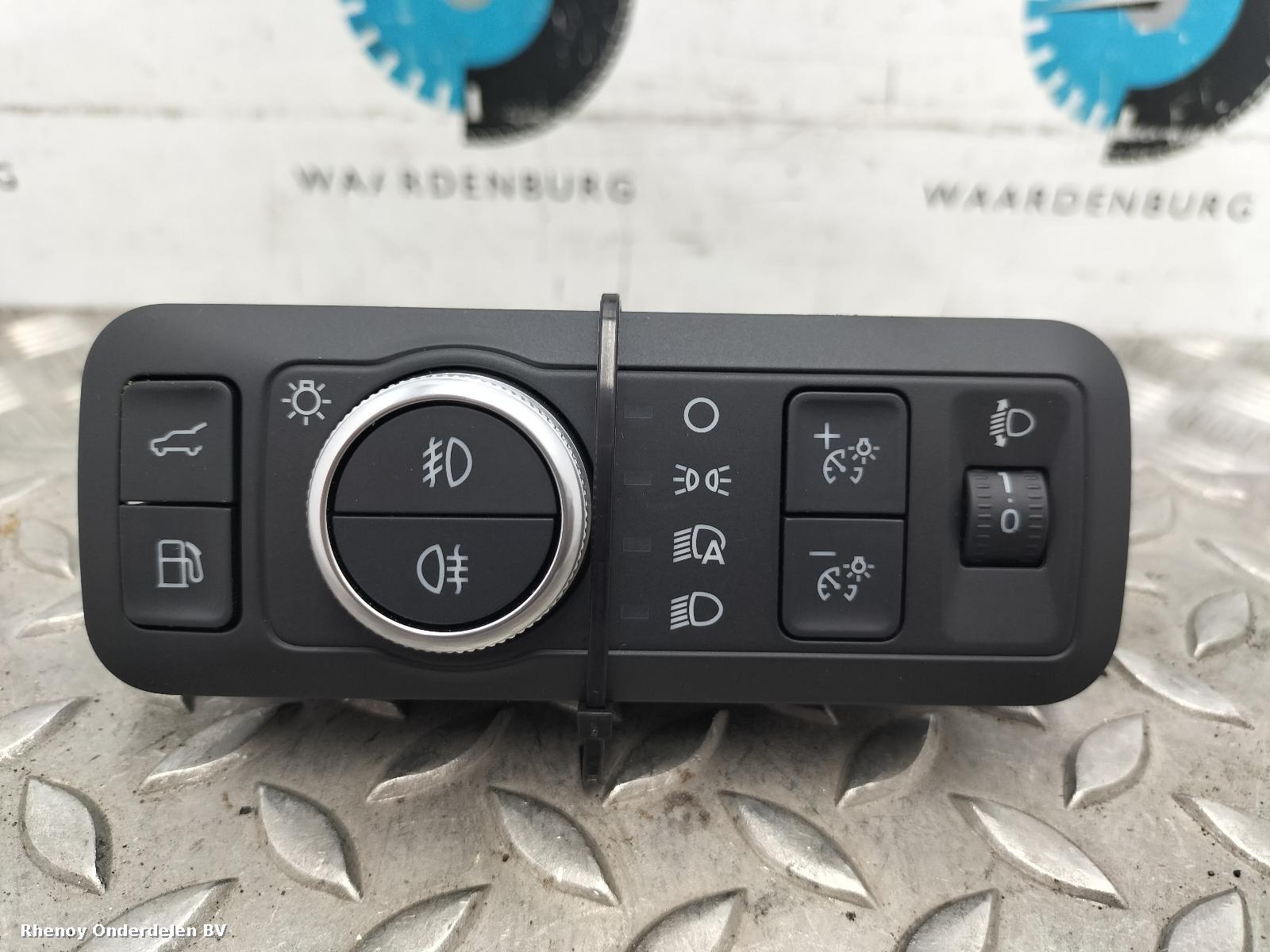Bekijk Auto-onderdeel SCHAKELAAR VERLICHTING (LOS IN DASHBOARD) FORD KUGA 2022