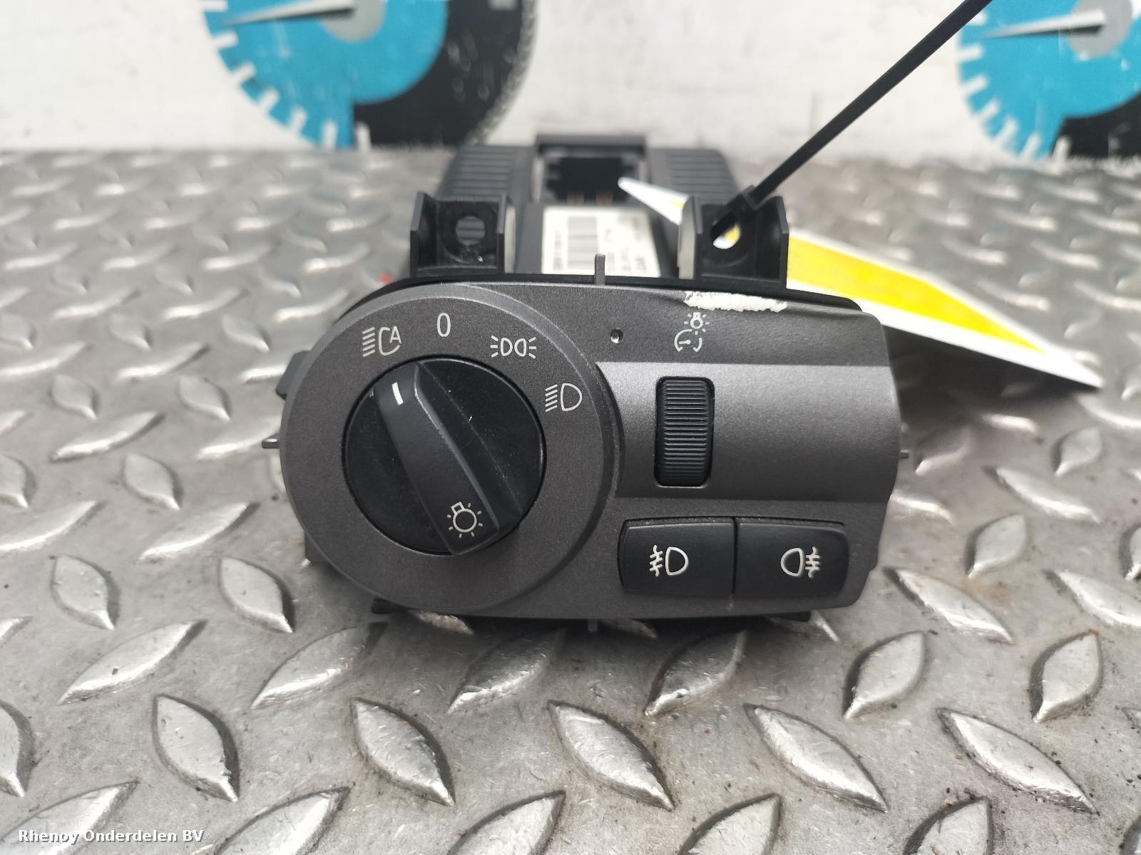 Bekijk Auto-onderdeel SCHAKELAAR VERLICHTING (LOS IN DASHBOARD) BMW Z4 2004