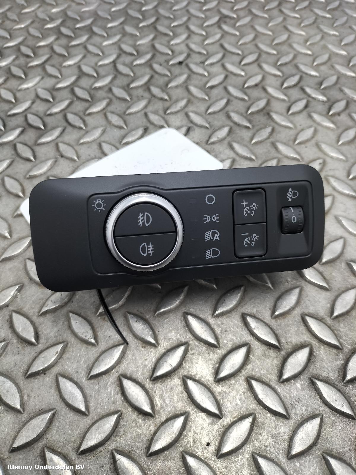 Bekijk Auto-onderdeel SCHAKELAAR VERLICHTING (LOS IN DASHBOARD) FORD KUGA 2020