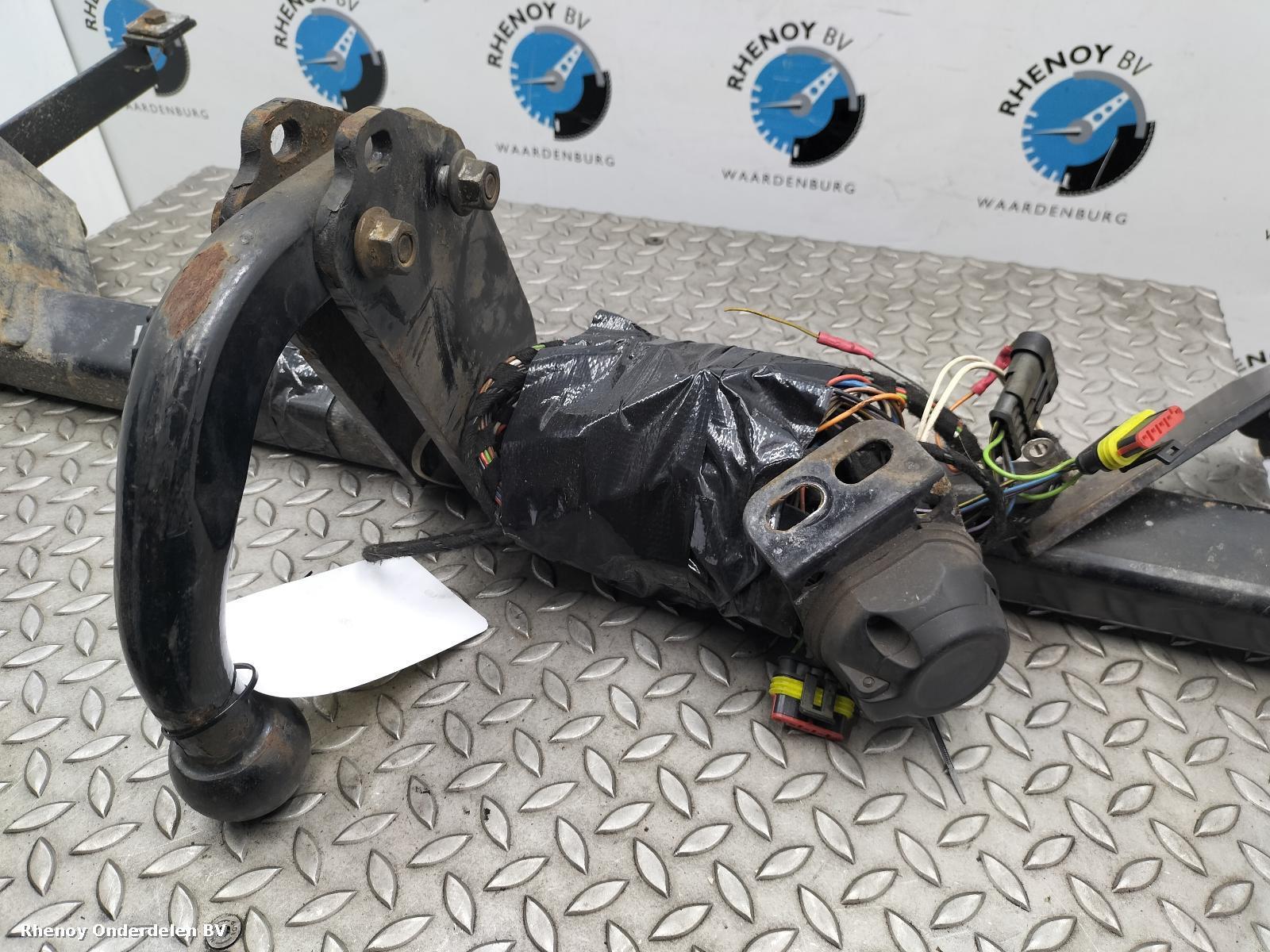 View Auto part TREKHAAK FIAT 500L 2014